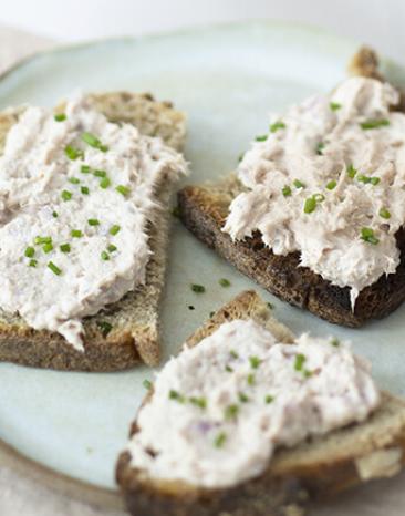 Thunfischaufstrich mit Schalotten auf Brot.
