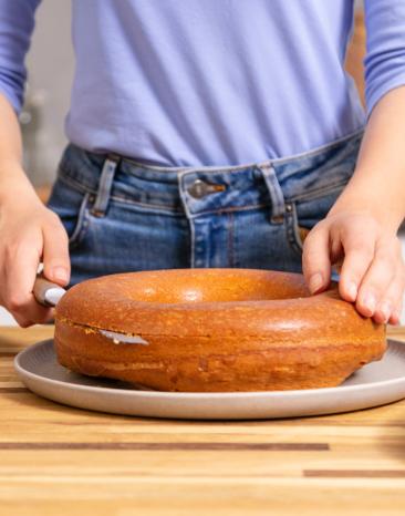 Teig für Frankfurter Kranz wird in Böden geteilt.