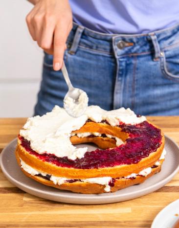 Frankfurter Kranz wird mit Buttercreme geschichtet.