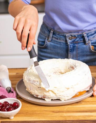 Frankfurter Kranz wird mit Buttercreme ummantelt.