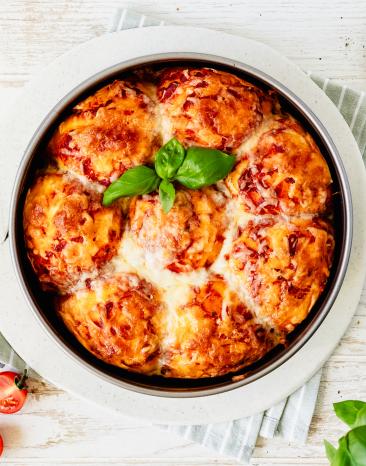 Bubble Pizza mit Basilikum und Tomaten