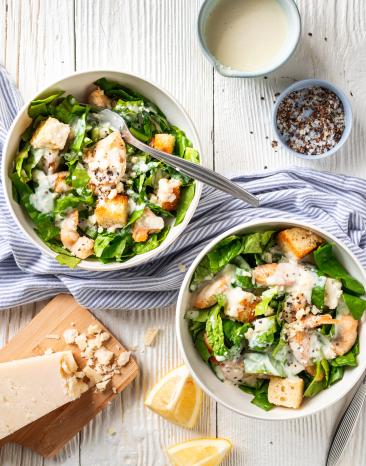 Zwei Schalen mit Caesar Salad mit und Croûtons und Parmesan