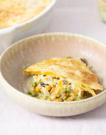 Chicken Pot Pie in einer Auflaufform und serviert in einer Schüssel.