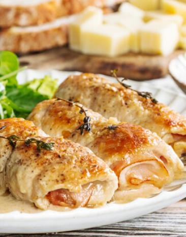 Zarte Putenrouladen gefüllt mir Käse und Schinken.