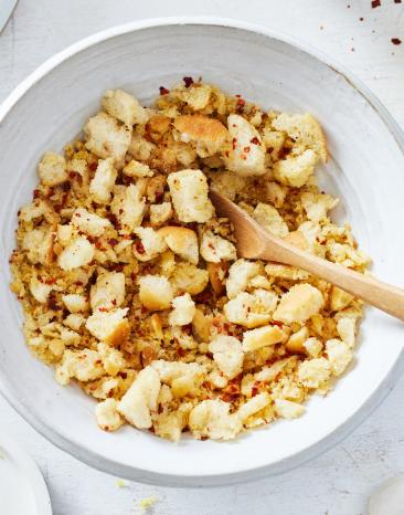 Pangrattato mit Knoblauch.