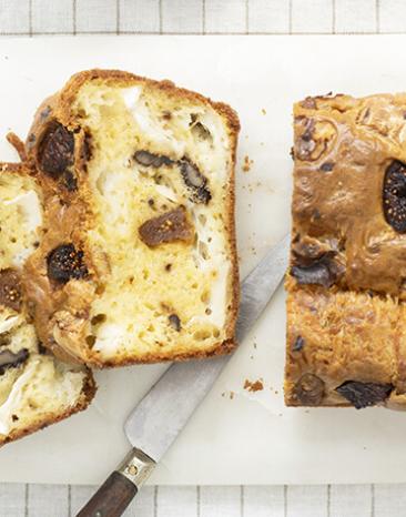 Kuchen mit Ziegenkäse und Walnüssen in Scheiben geschnitten.