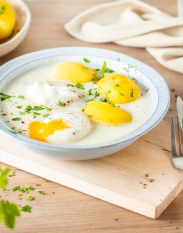 Süß-saure Eier mit Kartoffeln und Petersilie.