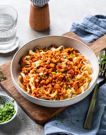 Super einfache vegane Linsenbolognese mit Pasta.
