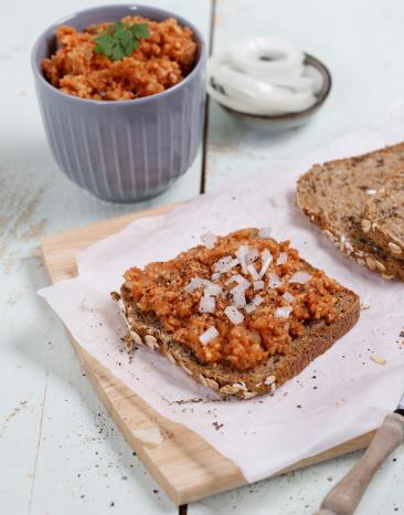 Veganes Mett auf Brot mit Zwiebeln