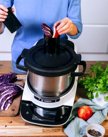 Rotkohl wird im Cookit zerkleinert.