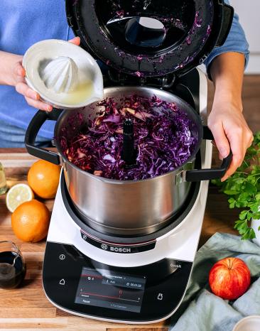 Rotkohl wird im Cookit zubereitet.