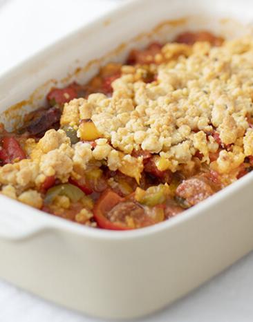 Crumble mit Chorizo und Paprika in einer hellen Auflaufform.