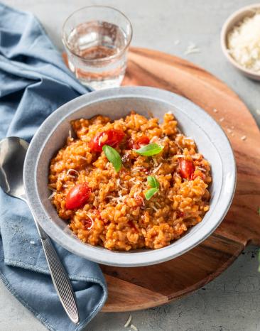 Cremiges Tomatenrisotto in tiefem Teller