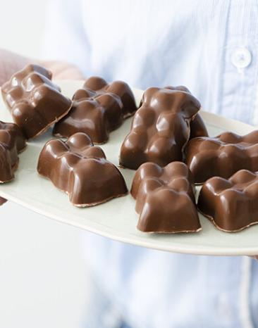 Gummibärchen mit Schokolade überzogen.