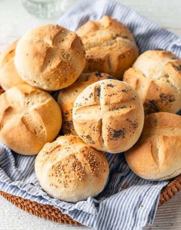 Sonntagsbrötchen übereinander gestapelt in einem Brotkorb