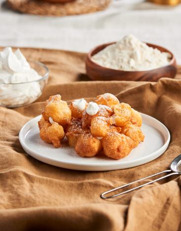 Krapfen mit Sahne auf einem Teller.