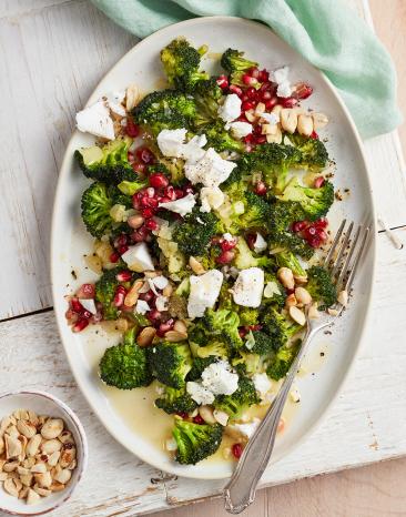 Brokkolisalat mit Granatapfelkernen und Feta.