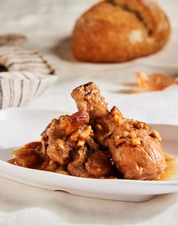 Maroni-Hähnchen mit Sauce auf einem hellen Teller.