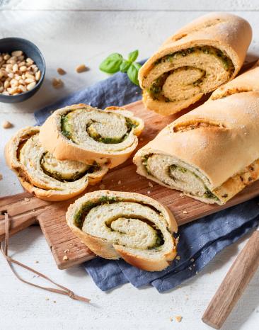 Pesto-Brot in Scheiben geschnitten.