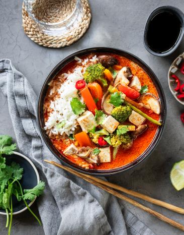 Rotes Thai-Curry mit Reis und Gemüse in einer Schüssel