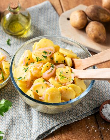 Schwäbischer Kartoffelsalat mit Essig und Öl in Glasschale