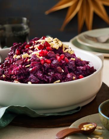 Rotkohl in einer großen Schüssel auf einem festlichen Tisch.