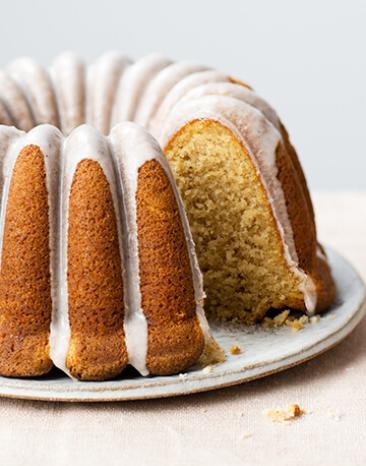 Gugelhupf im Closeup mit Zuckerguss, angeschnitten.