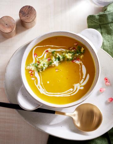 Kürbissuppe fein dekoriert mit Orangen Gremolata