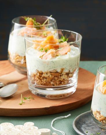 Lachs Vorspeise geschichtet in Gläsern.