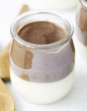 Schoko Vanille Pudding in einem Dessert Glas