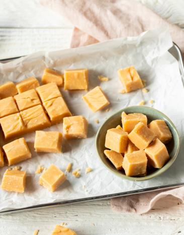 Nidelzältli Karamell in Stücke geschnitten.