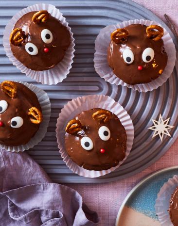 Rentier Muffins mit Zuckeraugen und Brezelohren.