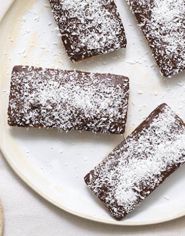Schokoladen Financiers mit Puderzucker bestäubt.