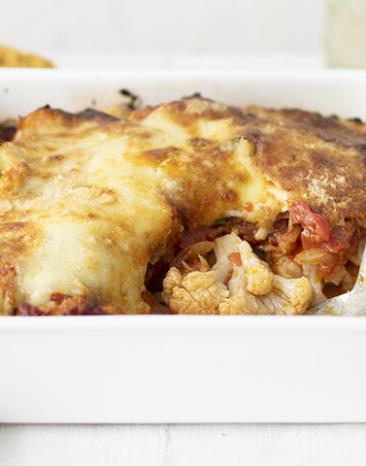 Blumenkohl überbacken mit Tomatensauce in einer Auflaufform.