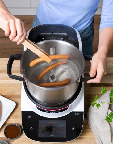 Bockwürstchen werden im Wasserbad im Cookit warmgeehalten.