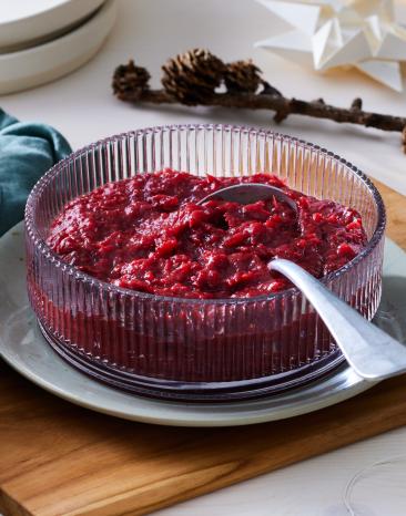 Cranberry Sauce in einer Glasschale mit Löffel.