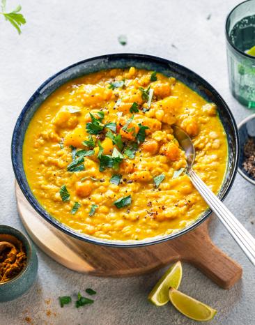 Cremiger gelbe Linsensuppe mit Kokosmilch.