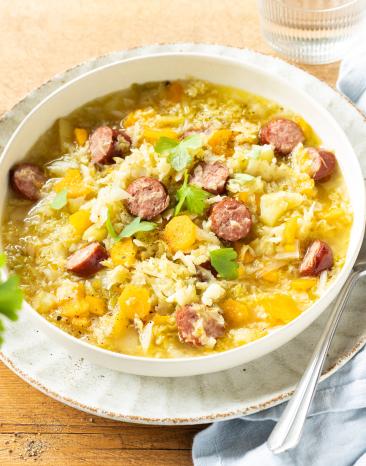 Einfacher Wirsing-Eintopf mit Mettenden.