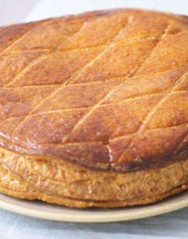 Zitroniger Dreikönigskuchen auf einem Teller.