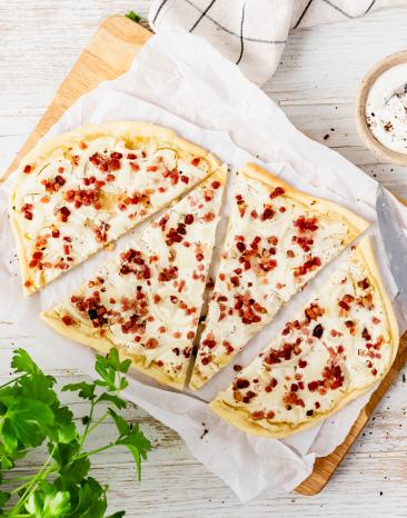 Flammkuchen Elsässer Art in Stücken