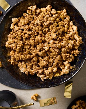 Goldenes Popcorn in einer Schüssel.