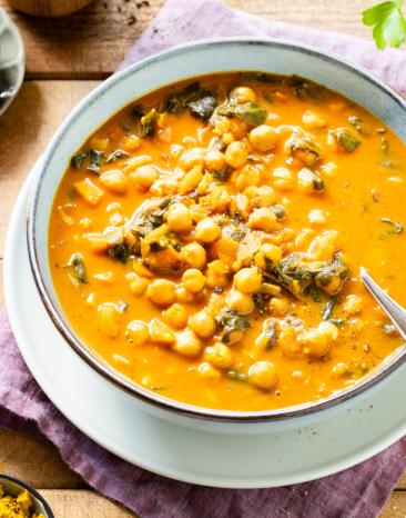 Würziger Kichererbsen-Eintopf mit Blattspinat in großer Schale.