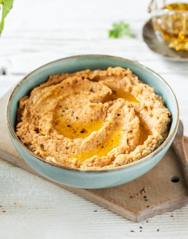Kichererbsen-Hummus in einer Schale
