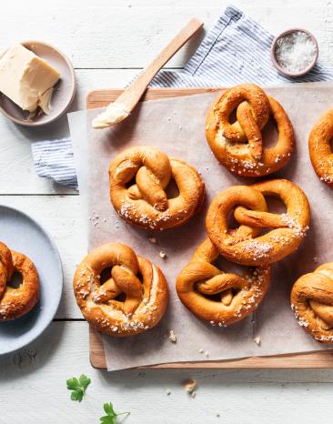 Laugenbrezel auf einem Backpapier