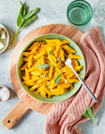One Pot Pasta mit Kürbis in einem tiefen Teller.