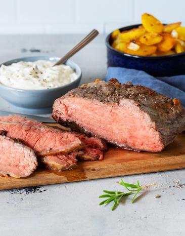 Rosiges Roastbeef Sous-vide angeschnitten auf einem Servierteller.