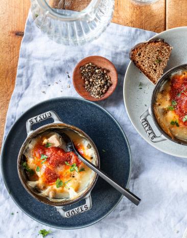 Würzfleisch mit Käse überbacken in kleinen Auflaufformen.
