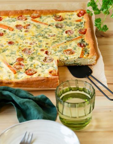 Herzhafter Karottenkuchen auf einem Backblech auf einem Tisch.