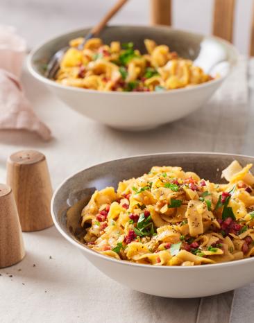 Krautnudeln in zwei Schüssel auf einem Esstisch.