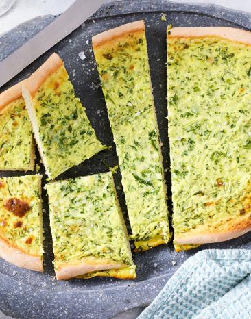 Rahmfladen mit Bärlauch in Stücke geschnitten